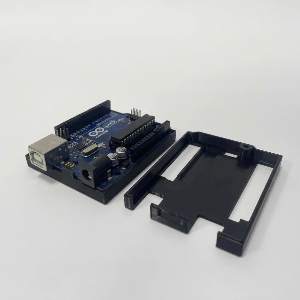 Плата Arduino Uno лежит в нижней половине корпуса, верхняя половина рядом
